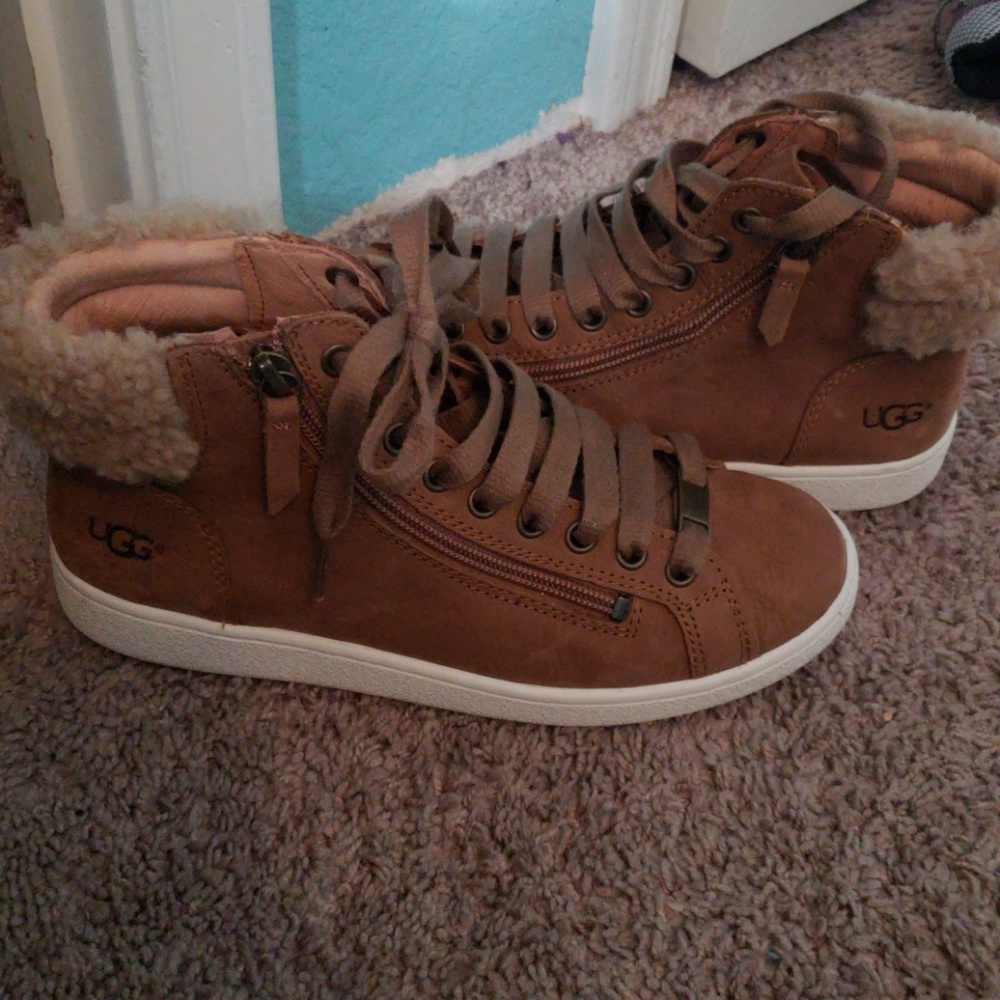 Like new Ugg sneakers